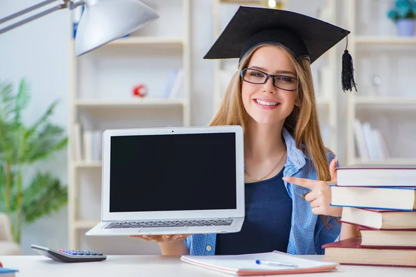 Unga tonåriga kvinnliga student förbereder sig för tentor hemma — Stockfoto