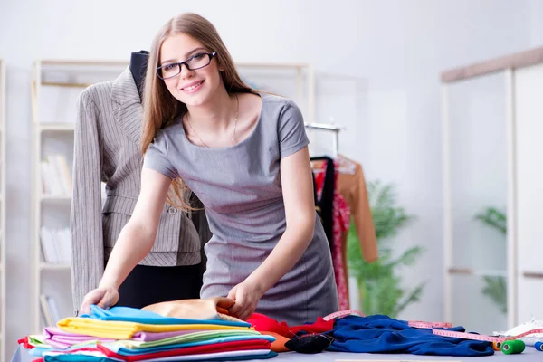 Fiatal nő szabó dolgozik műhelyben az új ruha — Stock Fotó