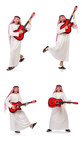 Hombre árabe tocando la guitarra aislado en blanco — Foto de Stock