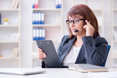 Müşterilerle çalışan çağrı merkezi operatörü