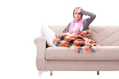 Ekonomi sınıfında soğuktan acı çeken bir genç.