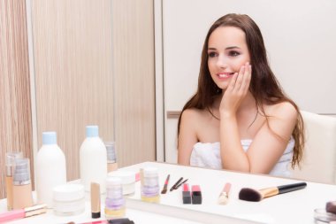 Güzellik anlayışı olan genç bir kadın.