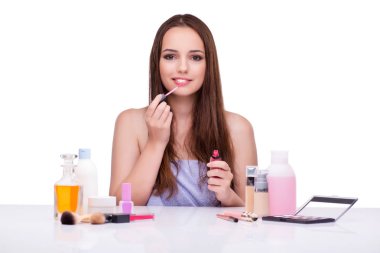 Beyaz tenli, güzel makyajlı genç bir kadın.