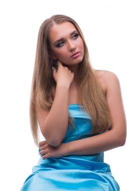 Makyajlı, güzel, genç bir kadın model.