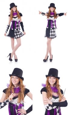 Beyaz soytarı kostümü giymiş bir kız.