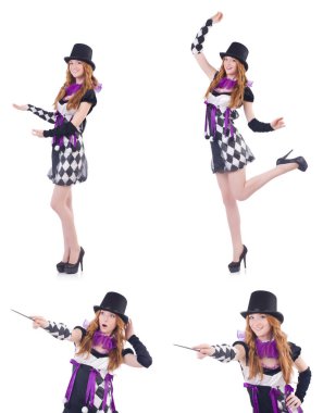 Beyaz soytarı kostümü giymiş bir kız.