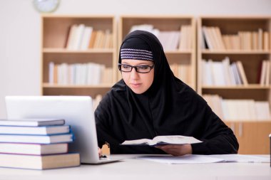 Türbanlı Müslüman kız sınavlara hazırlanıyor.