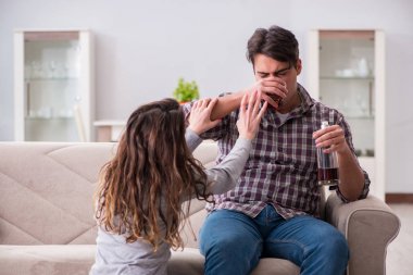Sarhoş alkoliklerle aile içi şiddet kavramı
