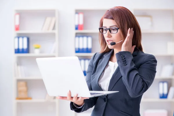 Call center operator working with clients — Stock Photo, Image