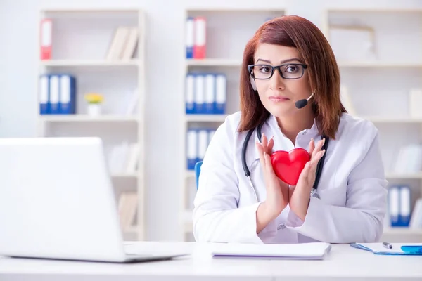 Лікар серця в телемедичній медичній концепції — стокове фото