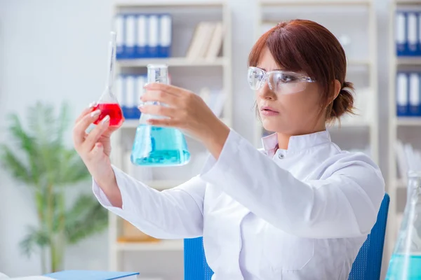 Investigadora científica que realiza un experimento en un labora —  Fotos de Stock