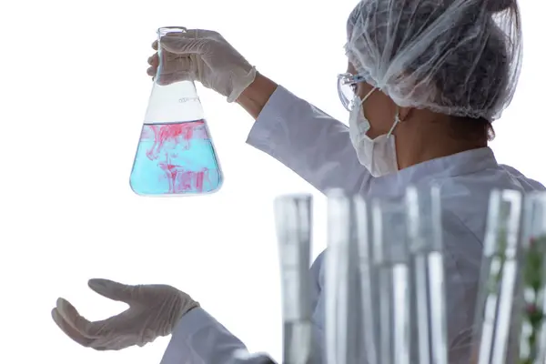 Дослідник-жіночий науковець, що проводить експеримент в лабораторії — стокове фото