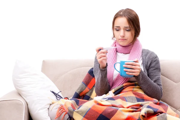 Ekonomi sınıfında soğuktan acı çeken bir genç.