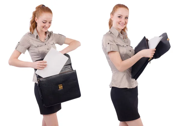 Bella giovane dipendente con valigetta isolata su bianco — Foto Stock