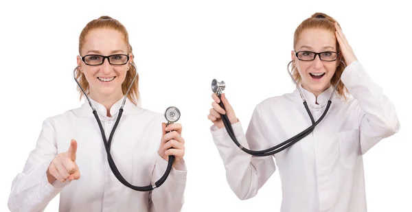 Bella medico femminile con stetoscopio isolato su bianco — Foto Stock