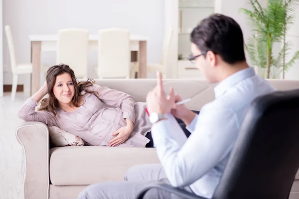 Беременная женщина посещает врача-психолога — стоковое фото