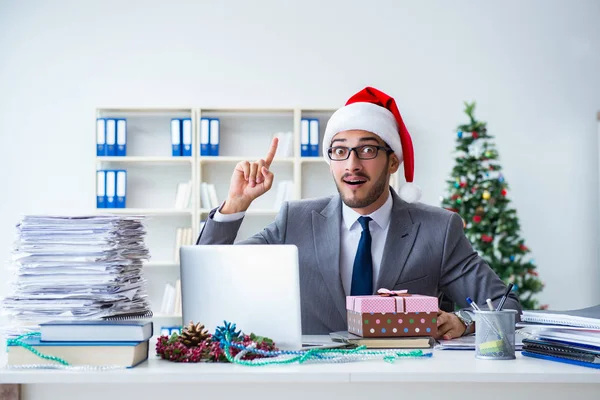 Genç işadamı Noel 'i ofiste kutluyor.