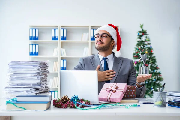 Jovem empresário comemorando o Natal no escritório — Fotografia de Stock