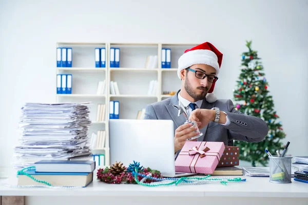 Genç işadamı Noel 'i ofiste kutluyor.