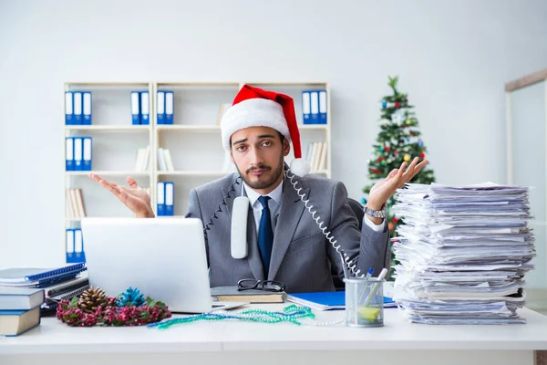 Jovem empresário comemorando o Natal no escritório — Fotografia de Stock