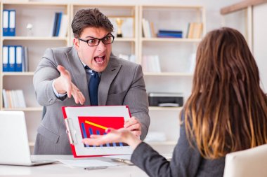 İş adamıyla iş kadını arasındaki iş görüşmesi