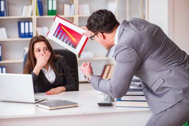 Kadın ve erkek arasındaki ofis anlaşmazlığı