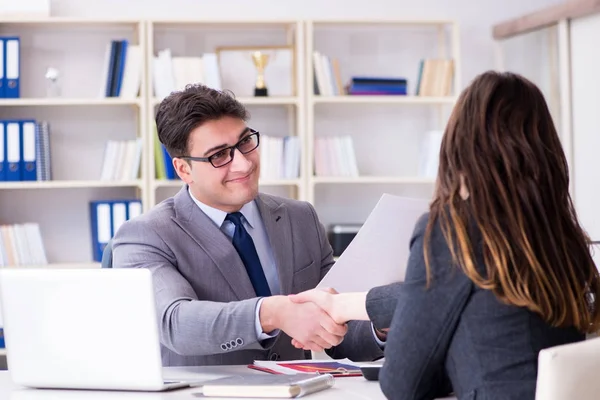 İş adamıyla iş kadını arasındaki iş görüşmesi