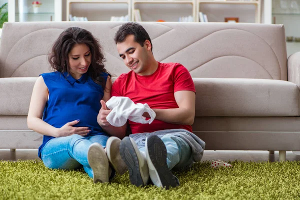 Familia joven pareja esperando un bebé — Foto de Stock