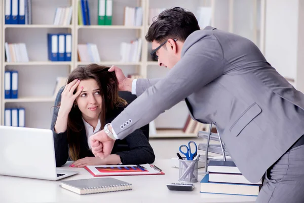 Kadın ve erkek arasındaki ofis anlaşmazlığı