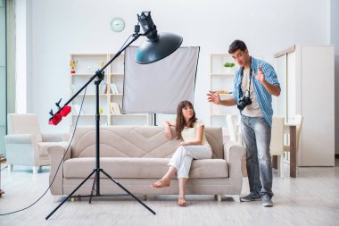 Fotoğraf stüdyosunda çalışan genç fotoğrafçı.