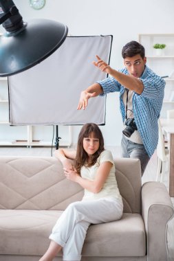 Fotoğraf stüdyosunda çalışan genç fotoğrafçı.
