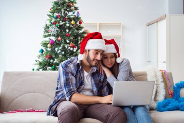 Mutlu çift Noel tatilini kutluyor.