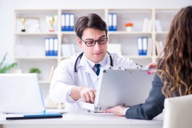 Sağlık sigortası dolandırıcılığı konseptinde genç doktor
