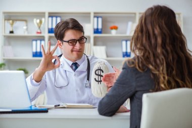 Sağlık sigortası dolandırıcılığı konseptinde genç doktor