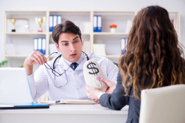 Sağlık sigortası dolandırıcılığı konseptinde genç doktor