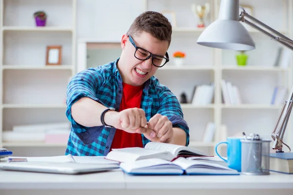 Junger Teenager bereitet sich am Schreibtisch im Haus auf Prüfungen vor — Stockfoto