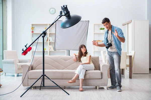 Fotoğraf stüdyosunda çalışan genç fotoğrafçı.