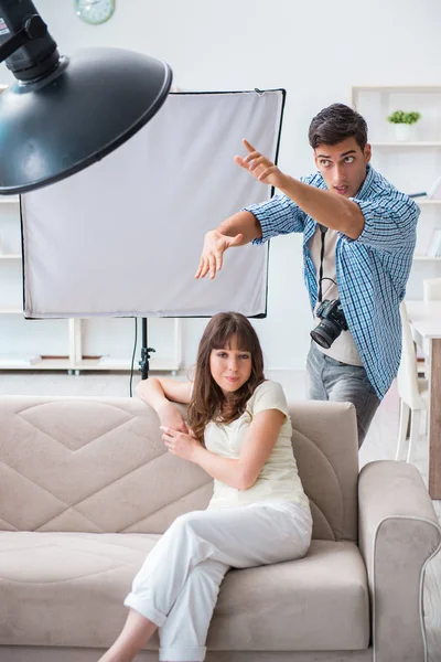 Fotoğraf stüdyosunda çalışan genç fotoğrafçı.