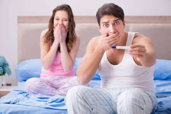 Hamilelik testi sonuçları olan genç bir aile