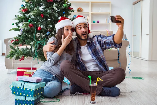 Genç çift Noel 'de selfie çekiyor.
