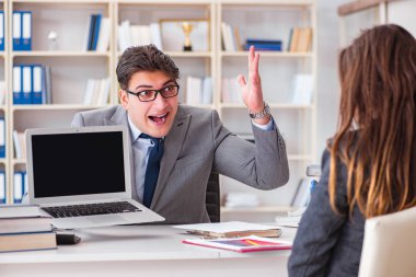 İş adamıyla iş kadını arasındaki iş görüşmesi