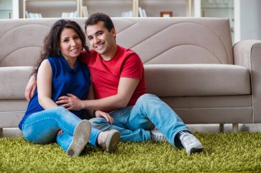 Bir bebek bekleyen genç çift.