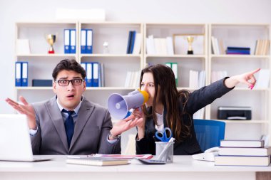 Kadın ve erkek arasındaki ofis anlaşmazlığı