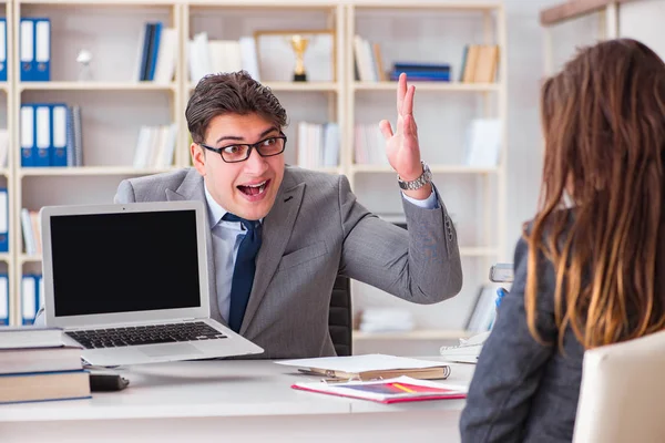 İş adamıyla iş kadını arasındaki iş görüşmesi