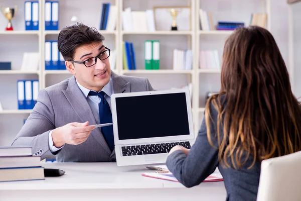 Geschäftstreffen zwischen Geschäftsfrau und Geschäftsfrau — Stockfoto