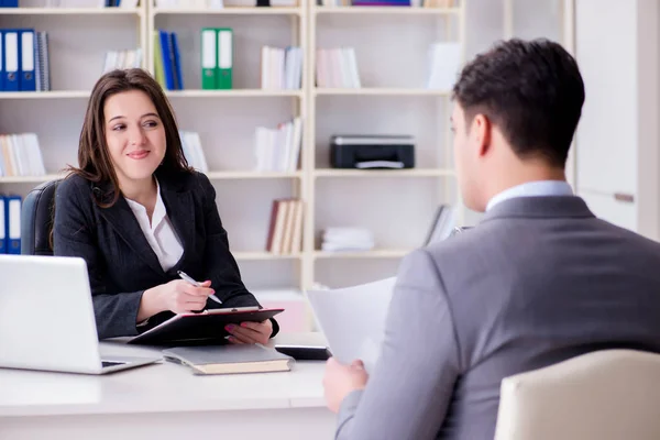 Reunión de negocios entre hombre de negocios y mujer de negocios — Foto de Stock