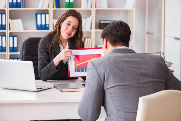 Rencontre d'affaires entre homme d'affaires et femme d'affaires — Photo