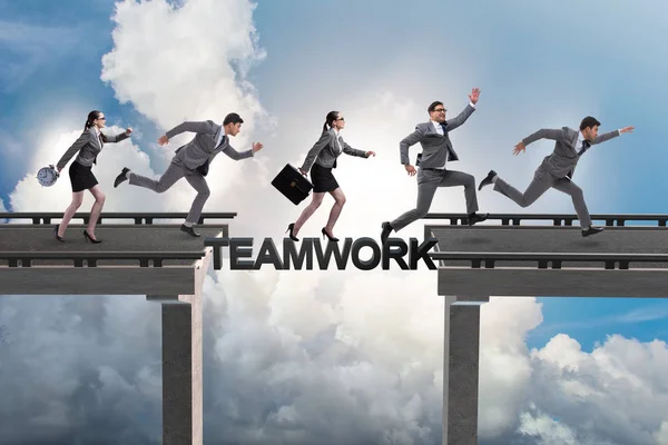 Concepto de trabajo en equipo con gente de negocios cruzando el puente — Foto de Stock