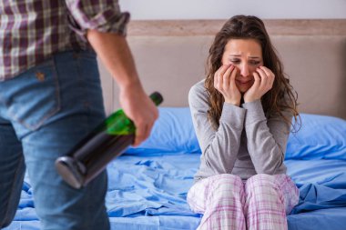 Sarhoş alkoliklerle aile içi şiddet kavramı