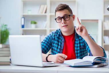 Sınavlara hazırlanan genç kız içeride masa başında ders çalışıyor.